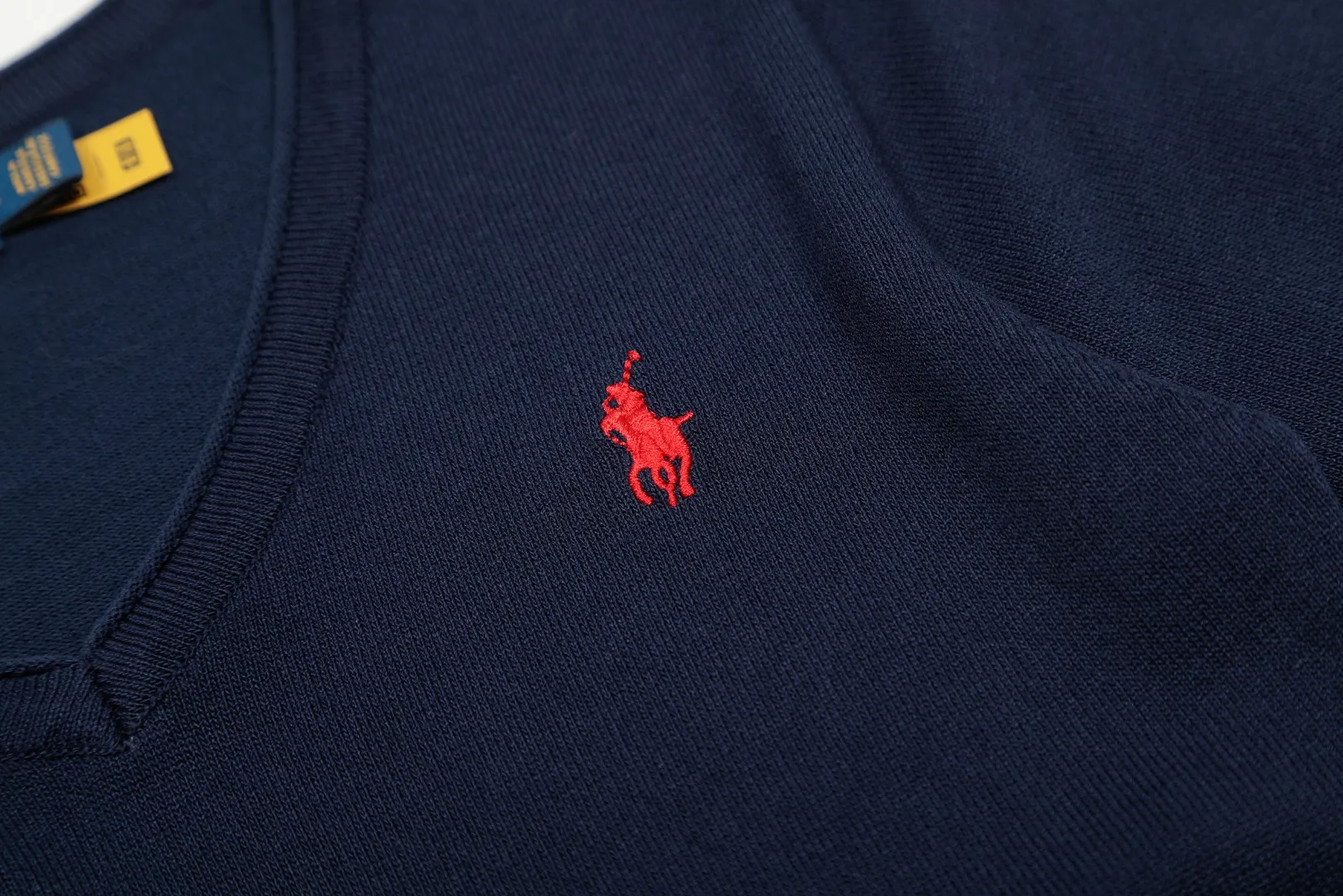 P146 💰 "Top quality" Style number: DS079# (not off the shelves all year round) [Ralph Lauren classic pony embroidery V-neck goddess style summer knitted short sleeves] ✅Ralph Lauren Ralph Lauren popular and versatile women's V-neck ice silk knitted short sleeves ✅Main supply platform live broadcast Wholesale entity Replenish when out of stock Not off the shelves ✅ZP quality 1:1 version Scan the code to enter the GF website Z cabinet quality ✅Comfortable, soft and highly breathable Focusing on high-end, cost-effective and good quality, needless to say. ✅Restore the original version. Loose, comfortable and stress-free. ✅Wear for work and life. Suitable for various occasions. Must-have recommended model for goddesses. Size: S-XL. Color: Black, White, Gray, Navy Blue, Pink Mi Xing.